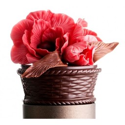 Шоколадова кошница с ружи от шоколад