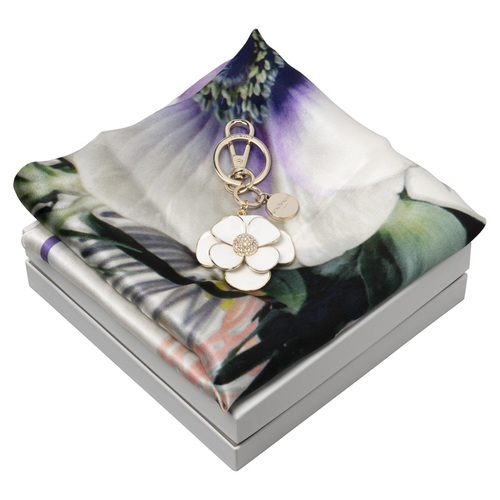 Луксозен дамски комплект ключодържател и шал White flower