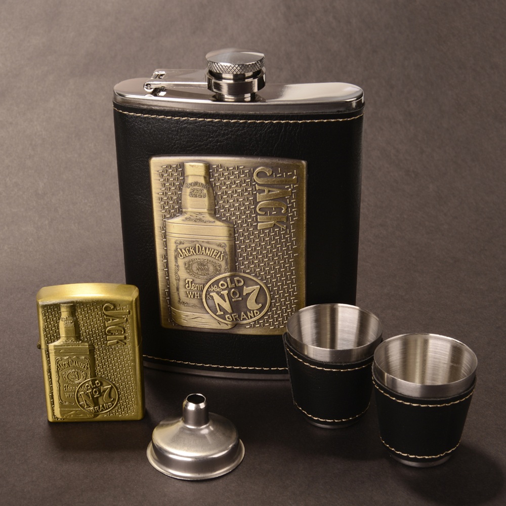 Подаръчен комплект Jack Daniel’s с манерка, 2 чашки и запалка - Image 2